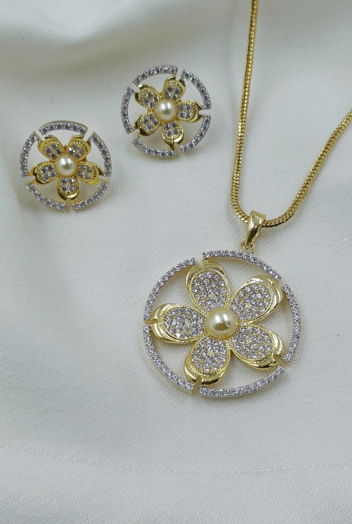 Rhodium Plated Flower Shaped CZ Pendent Set